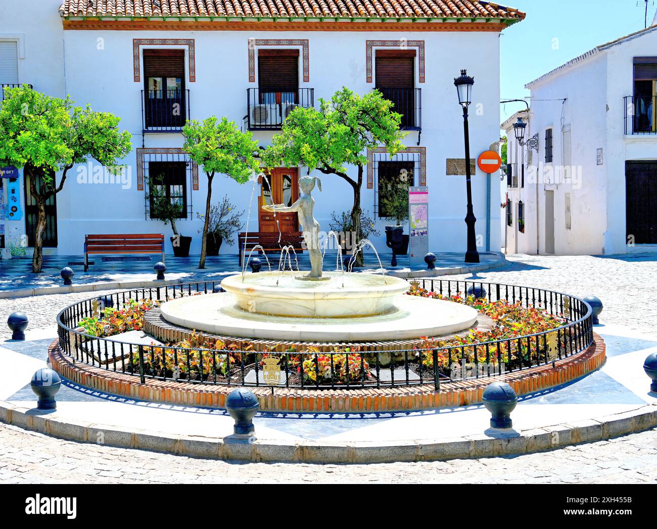 La fontana d'acqua nella Plaza De Espana del villaggio di Benalmadena Pueblo in Spagna prima dell'arrivo dei turisti Foto Stock