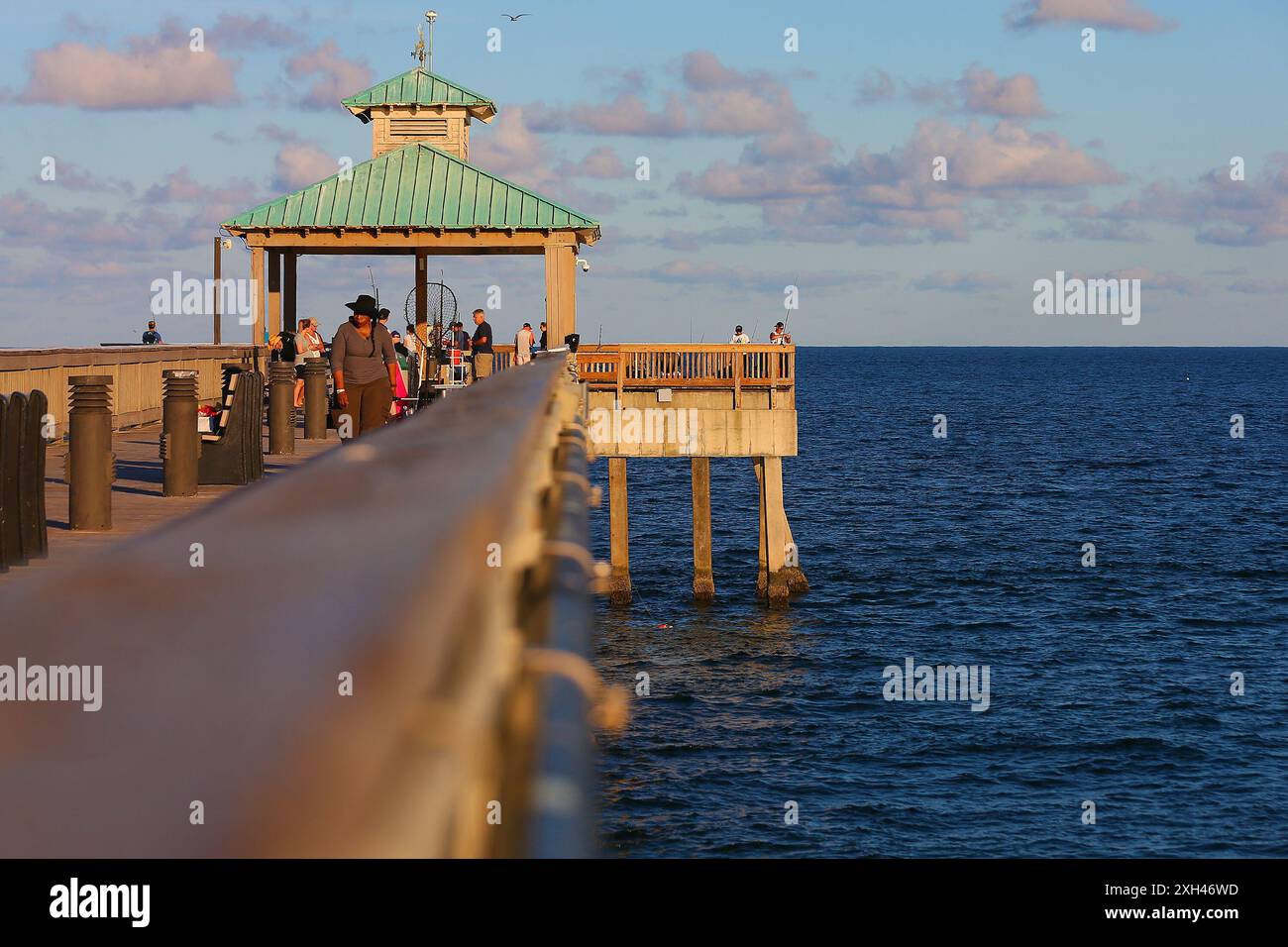 Guardando nell'Oceano Atlantico da un molo della Florida Foto Stock