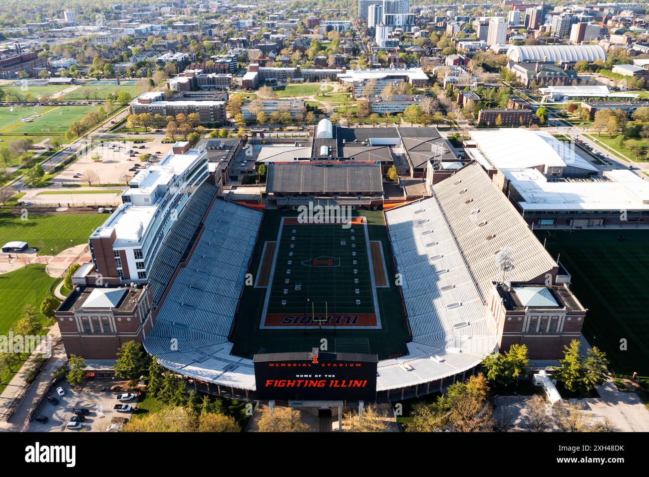 Vista aerea dello stadio commemorativo della University of Illinois, sede dei Fighting Illini dei Big 10 Foto Stock