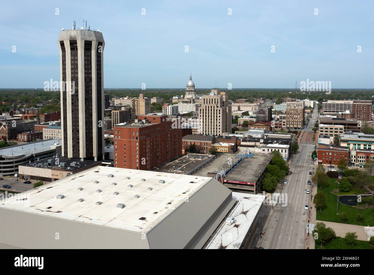 La torre dell'hotel Wyndham e il campidoglio dello stato a Springfield, Illinois Foto Stock