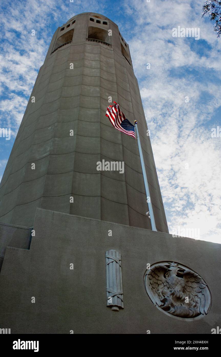 La semplice torre scanalata Coit a San Francisco, CALIFORNIA, prende il nome da Lillie Hitchcock Coit, una ricca eccentrica e patrona dei vigili del fuoco della città. Coit Foto Stock