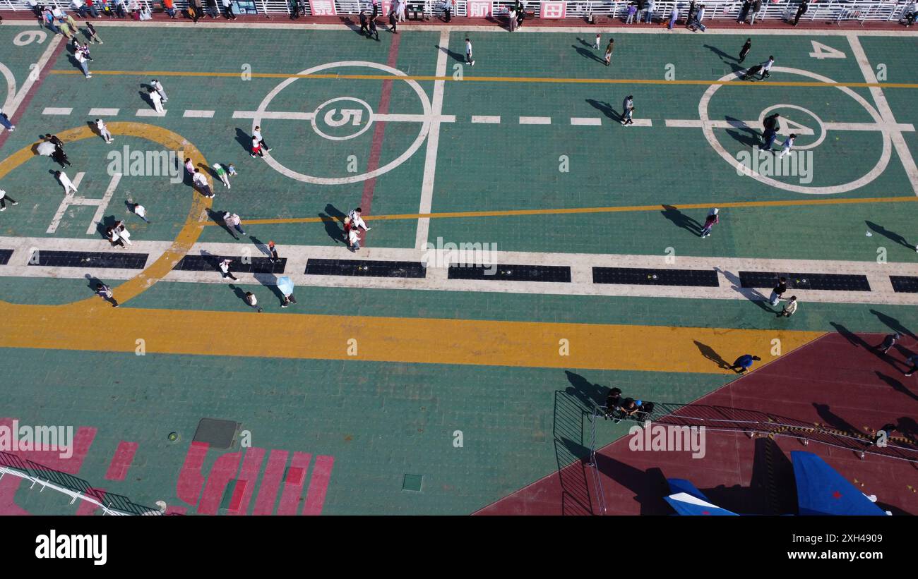 TIANJIN, CINA - 2 MAGGIO 2024 - i turisti visitano la portaerei Kyiv a Tianjin, Cina, 2 maggio 2024. Foto Stock