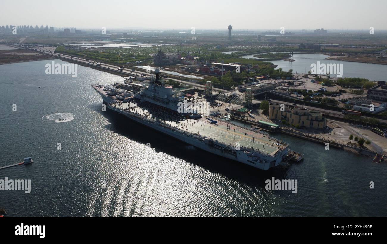 TIANJIN, CINA - 2 MAGGIO 2024 - i turisti visitano la portaerei Kyiv a Tianjin, Cina, 2 maggio 2024. Foto Stock
