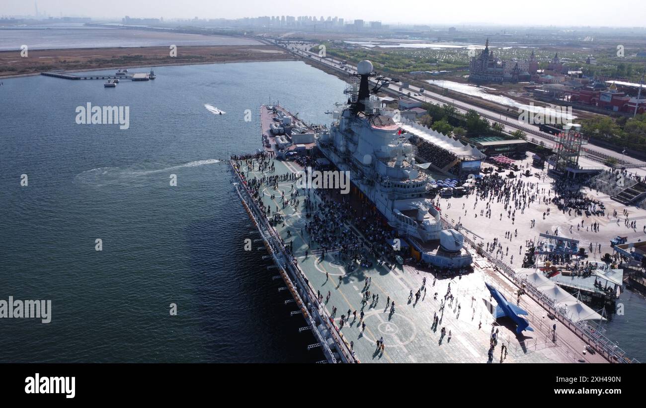 TIANJIN, CINA - 2 MAGGIO 2024 - i turisti visitano la portaerei Kyiv a Tianjin, Cina, 2 maggio 2024. Foto Stock
