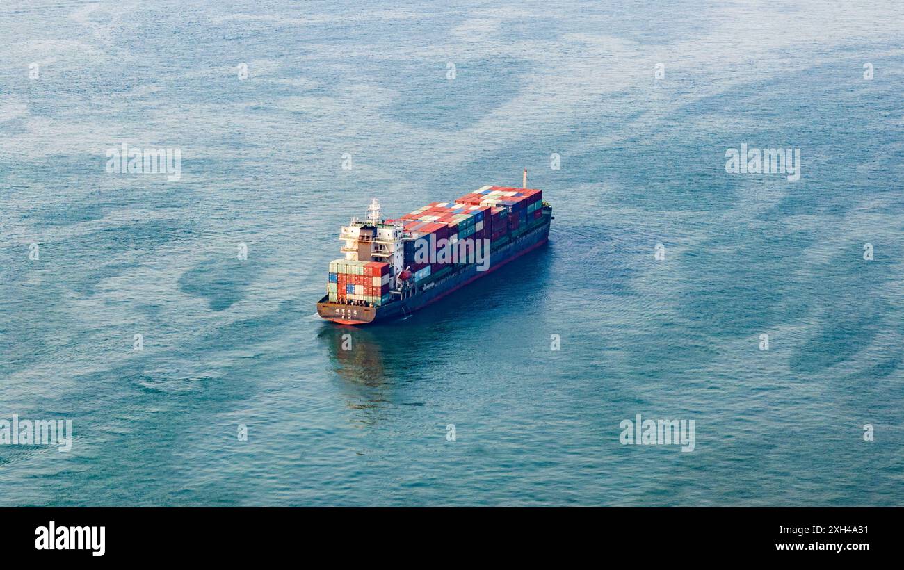 QINGDAO, CINA - 11 LUGLIO 2024 - i container sono caricati e scaricati presso il terminal container di Qianwan del porto di Qingdao, porto di Shandong, Cina, 11 luglio, Foto Stock