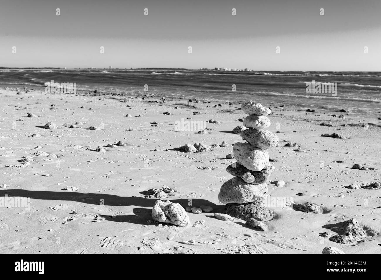 armonia ed equilibrio. sassolino zen in spiaggia. concetto di equilibrio della natura. zen come l'estate. piramide di pietra in mare. natura estiva con ciottoli zen. la vita Foto Stock