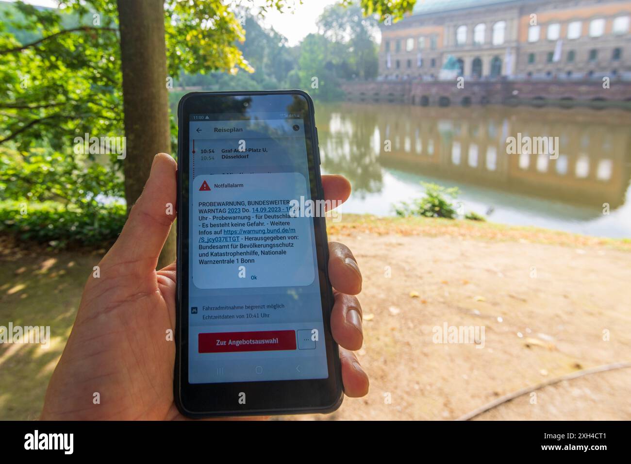 Düsseldorf: Test Emergency warning in Germania consegnato ai telefoni cellulari tramite la tecnologia indipendente Cell Broadcast in Düsseldorf und Neanderland, Foto Stock