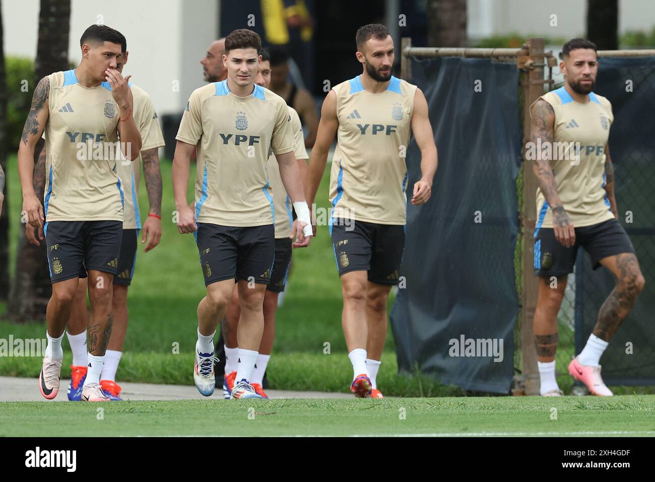 L'attaccante argentino Julian Alvarez C e i compagni di squadra durante una sessione di allenamento in vista della partita contro la Colombia per la finale di Copa America USA 2024, alla Florida International University FIU di Miami, l'11 luglio 2024 MIAMI STATI UNITI Copyright: XALEJANDROxPAGNIx Foto Stock