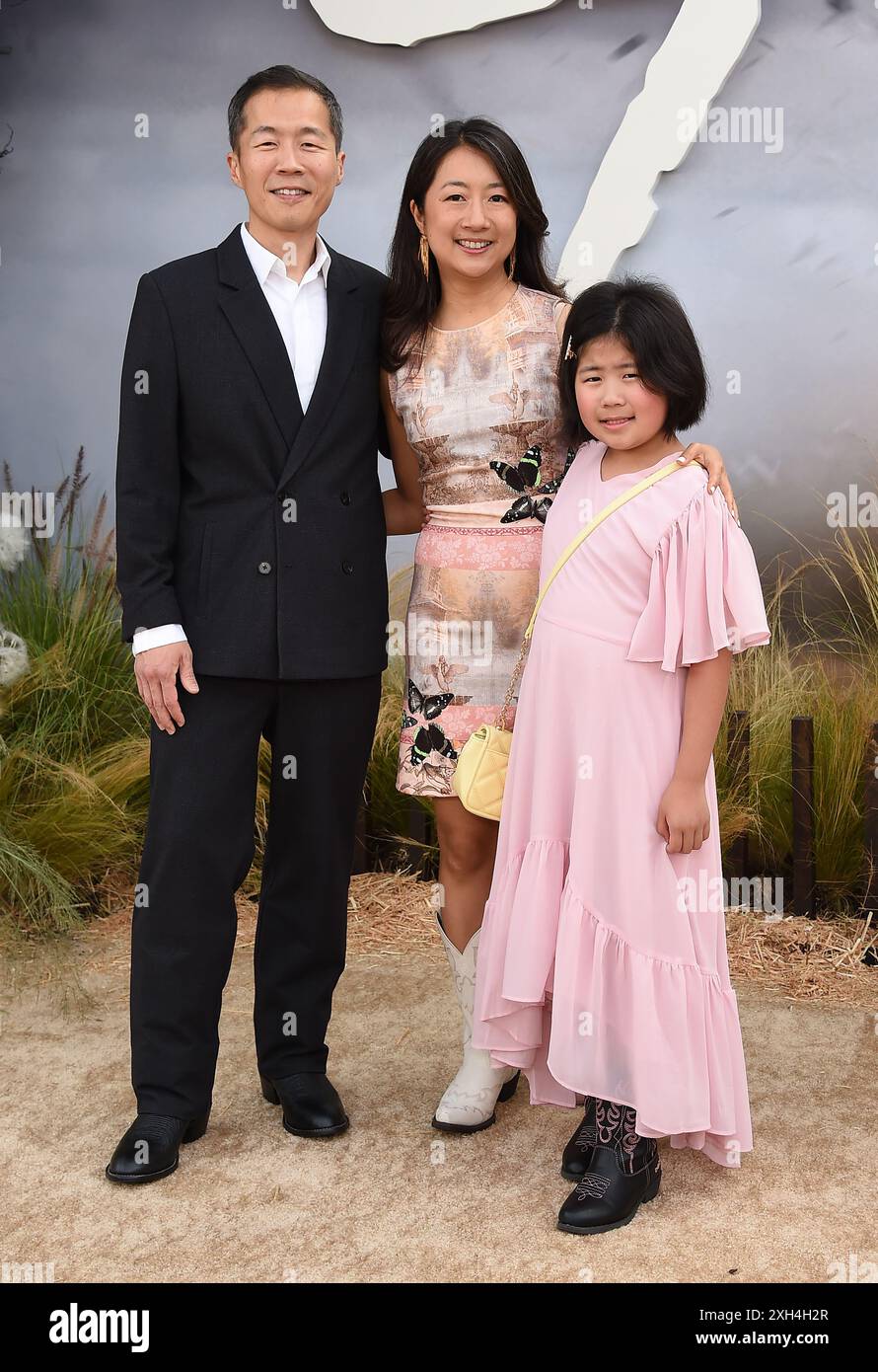 Westwood, Stati Uniti. 11 luglio 2024. Lee Isaac Chung, Valerie Chung e Daughter arrivano a Los Angeles per la prima di "Twister" tenutasi al Regency Village Theatre l'11 luglio 2024 a Westwood, CA. © Lisa OConnor/AFF-USA.com Credit: AFF/Alamy Live News Foto Stock