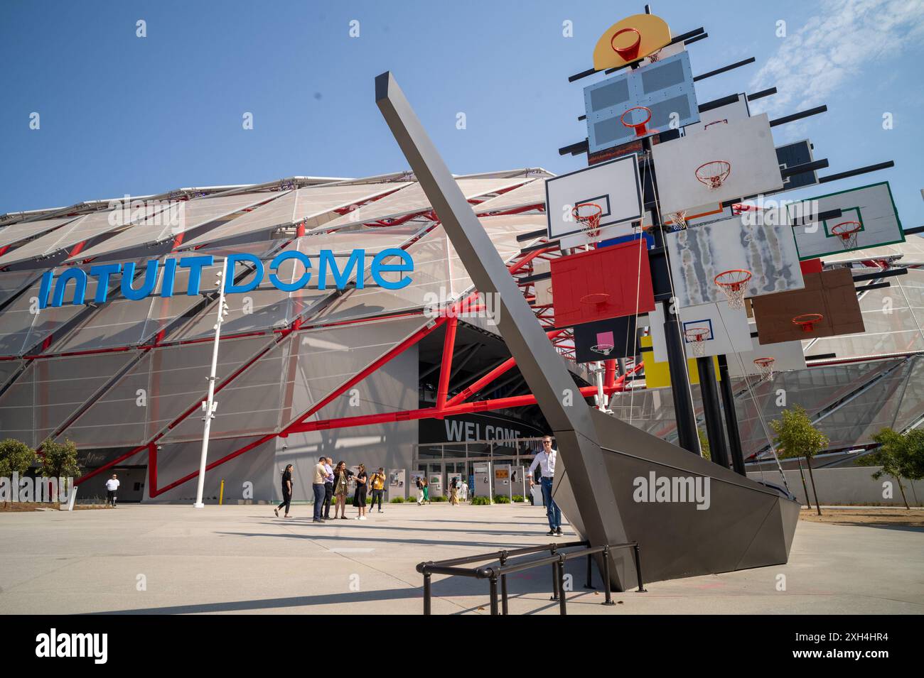 Los Angeles, California, Stati Uniti. 11 luglio 2024. Un'opera d'arte di Glenn Kaino è esposta di fronte all'Intuit Dome, la nuova sede dei Los Angeles Clippers, durante un'anteprima stampa di presentazione dell'arte l'11 luglio 2024 a Los Angeles, California. (Credit Image: © Ringo Chiu/ZUMA Press Wire) SOLO PER USO EDITORIALE! Non per USO commerciale! Foto Stock