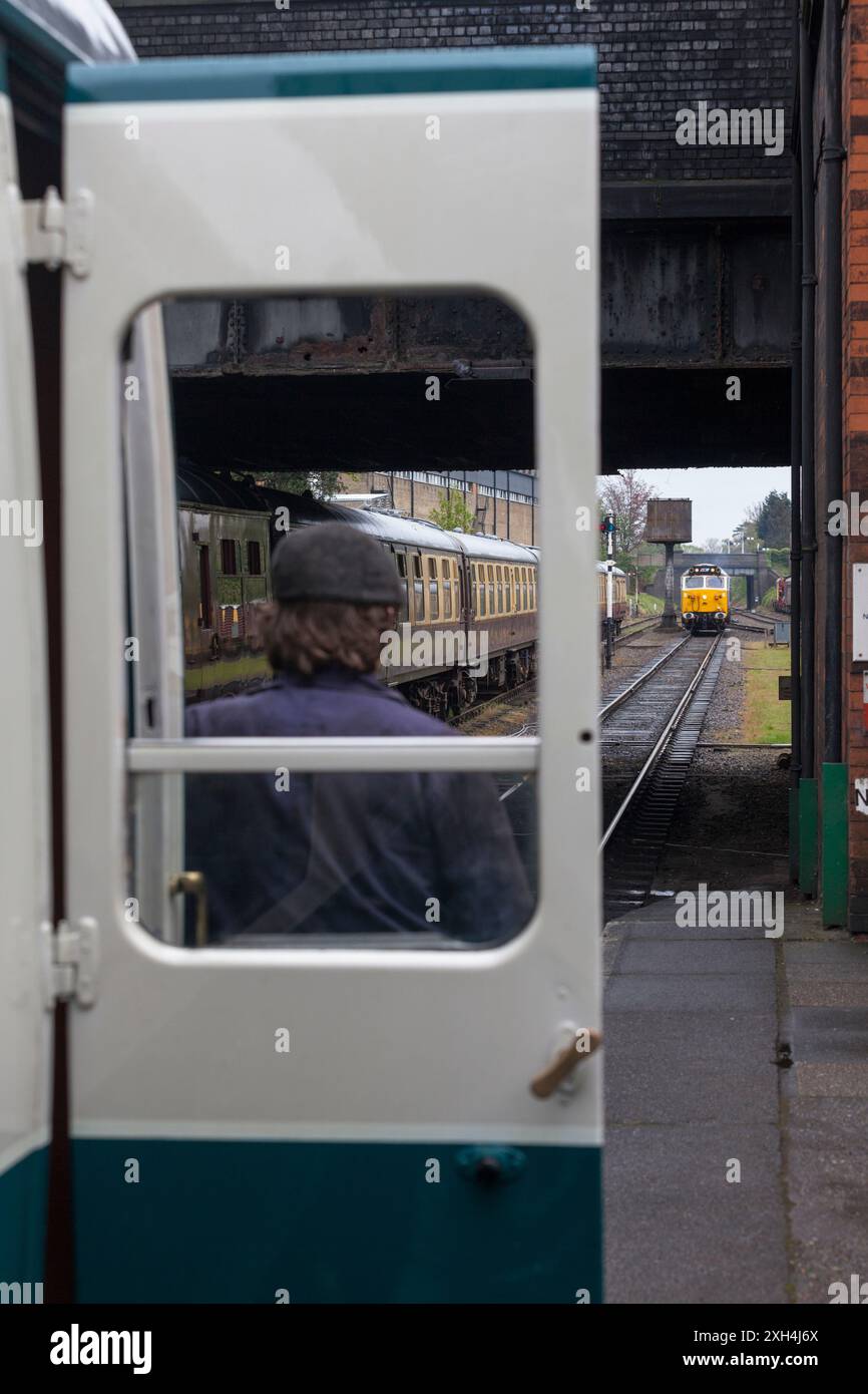 Loughborough (Great Central Railway) guidava la locomotiva classe 50 50017 Royal Oak sul fronte di un treno Foto Stock