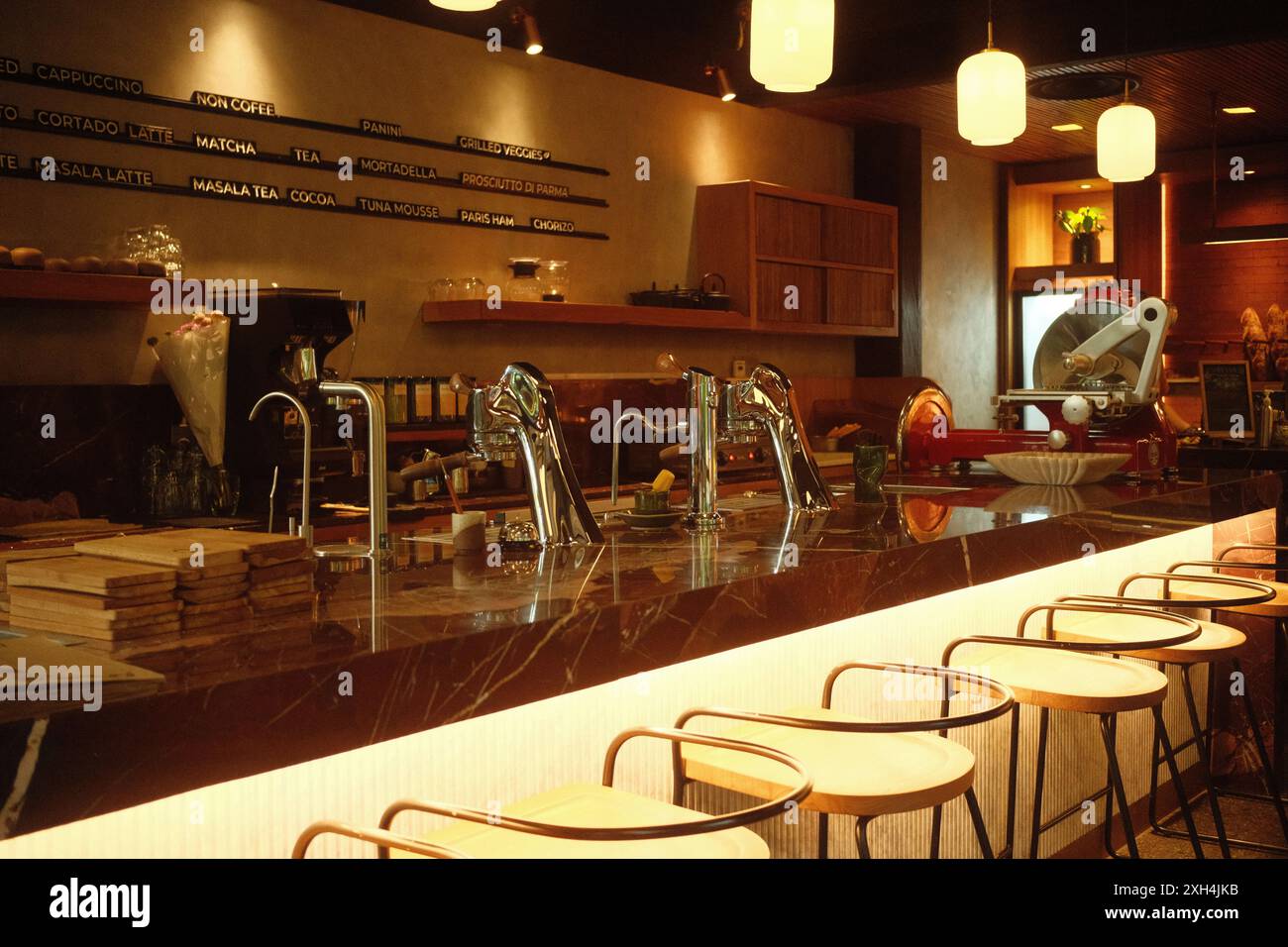 Ubud, Bali, Indonesia - 9 luglio 2024: L'ambiente caldo e accogliente di un caffè retrò e bar interno Foto Stock