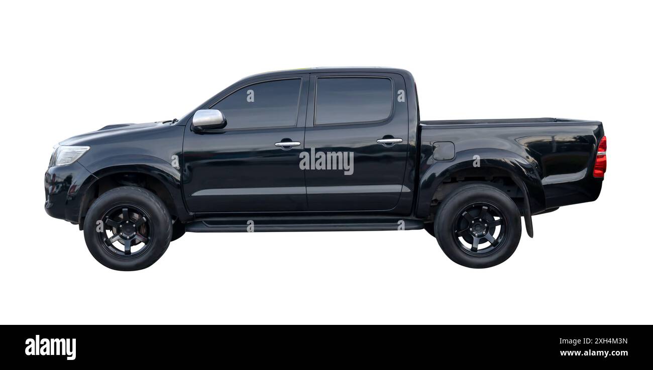La vista laterale del pick-up nero è isolata su sfondo bianco con percorso di ritaglio. Foto Stock