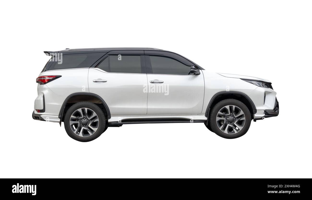 La vista laterale del SUV bianco è isolata su sfondo bianco con percorso di ritaglio. Foto Stock
