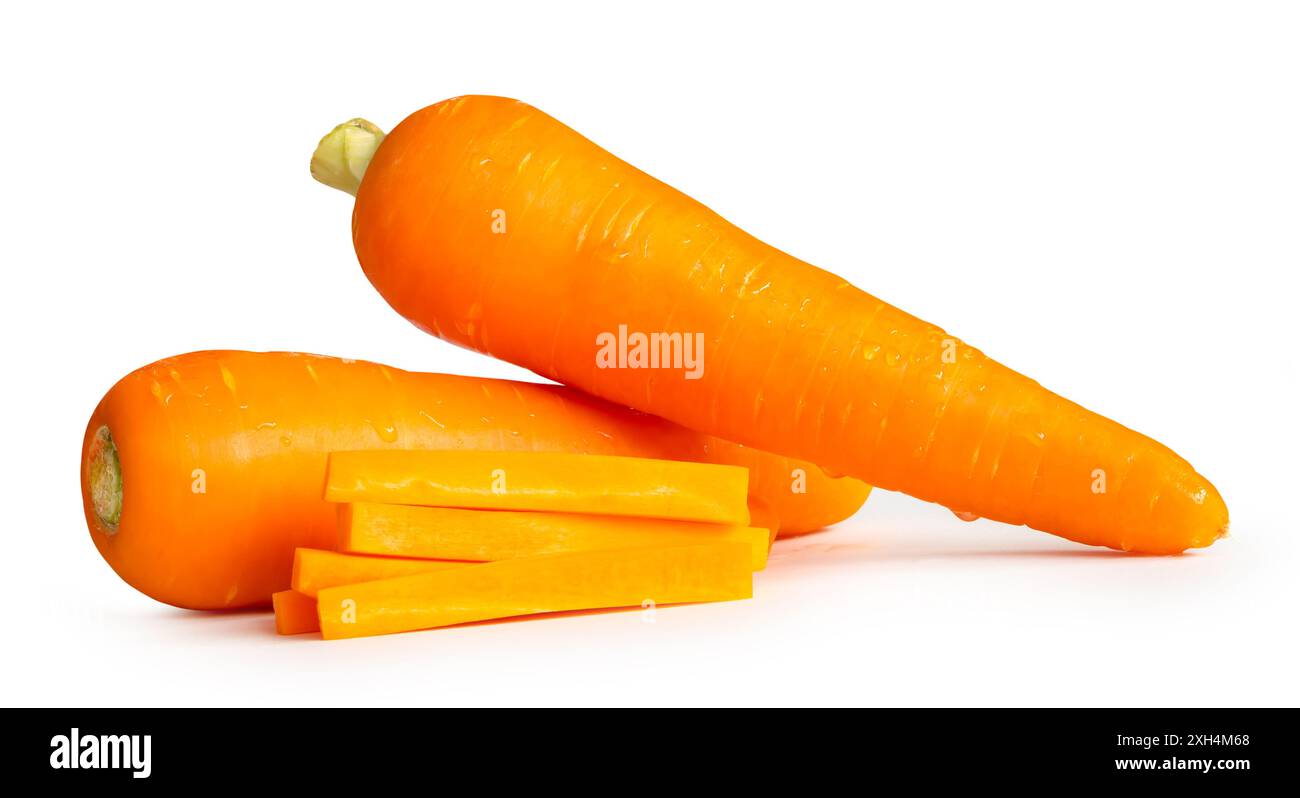 La vista frontale delle carote arancioni con fette a forma di bastoncino è isolata su sfondo bianco con percorso di ritaglio. Foto Stock