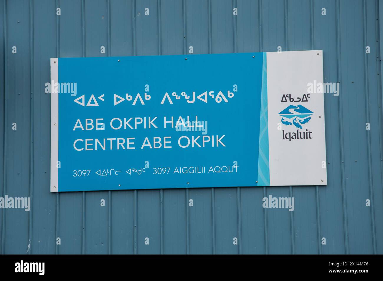 L'Abe Okpik Hall è multilingue e insegna in inglese, francese e inuktitut su Aiggilii ad Apex, Nunavut, Canada Foto Stock