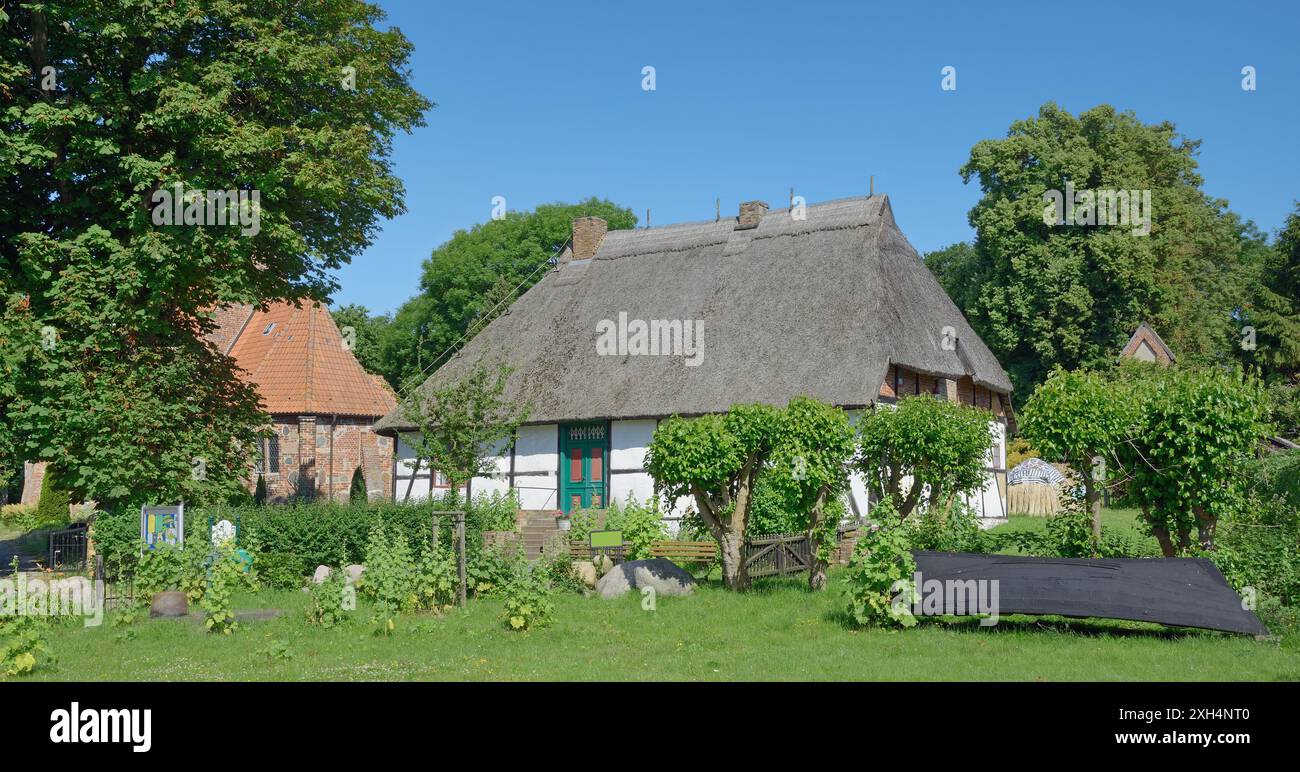 Museo scolastico storico a Middelhagen Moenchgut sull'isola Ruegen, Mar baltico, Meclemburgo-Vorpommern, Germania Foto Stock