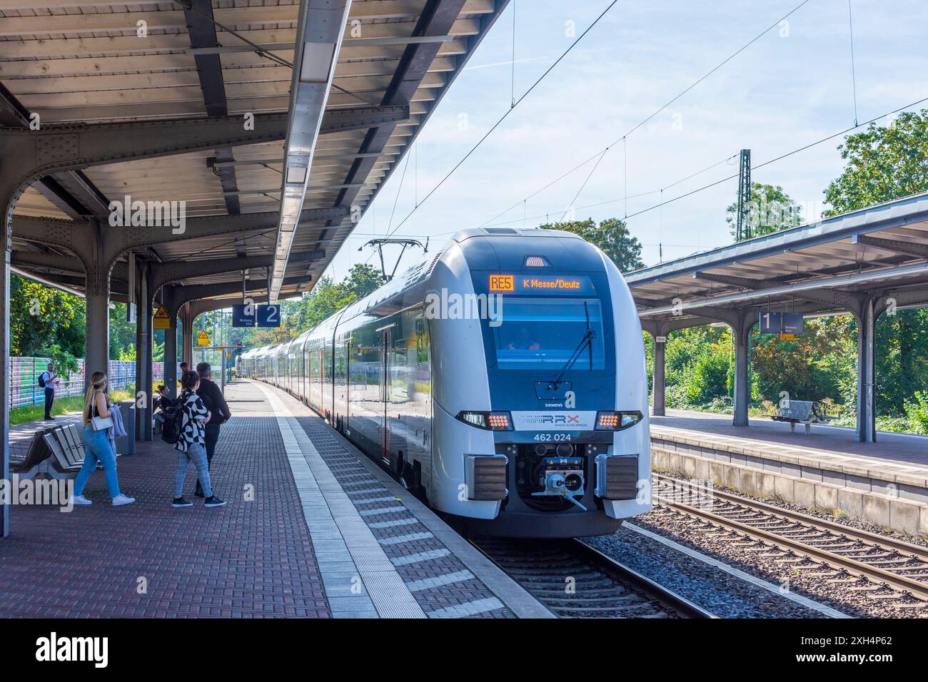 Brühl (Rheinland): Stazione ferroviaria di Brühl, treno locale Rhein Ruhr Express RRX in , Nordrhein-Westfalen, Renania settentrionale-Vestfalia, Germania Foto Stock