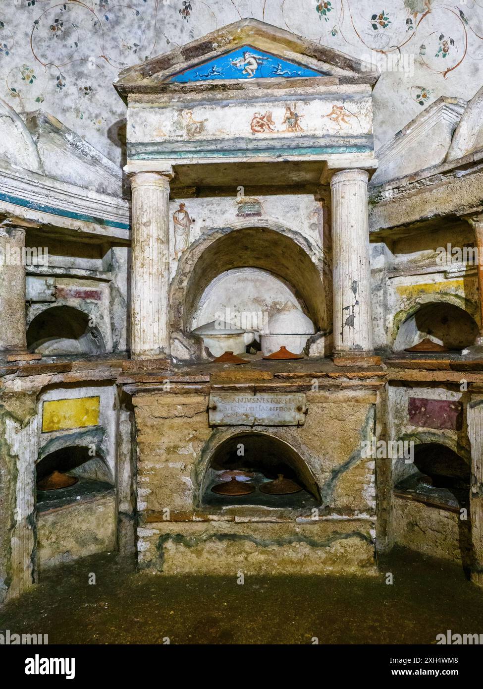 Columbarium di Pomponio Ilas - piccole strutture architettoniche a forma di edicole, con piccole colonne e un timpano, decorato con dipinti policromi e stucchi - la costruzione della tomba, come testimoniano altre iscrizioni, risale tra il principato di Tiberio e quello di Claudio (14-51 d.C.), ma continuò ad essere utilizzato più tardi, in età Flaviana (69-96 d.C.), quando il mosaico di Pomponio Ilas e alcuni cambiamenti all'apparato decorativo, fino all'età Antonina (138-161 d.C.) - Parco degli Scipioni, Roma, Italia Foto Stock