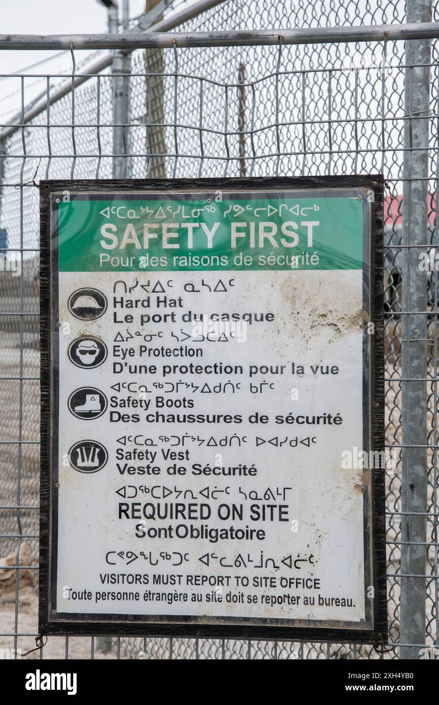 Primo cartello di sicurezza multilingue in inglese, francese e inuktitut in un cantiere di Iqaluit, Nunavut, Canada Foto Stock