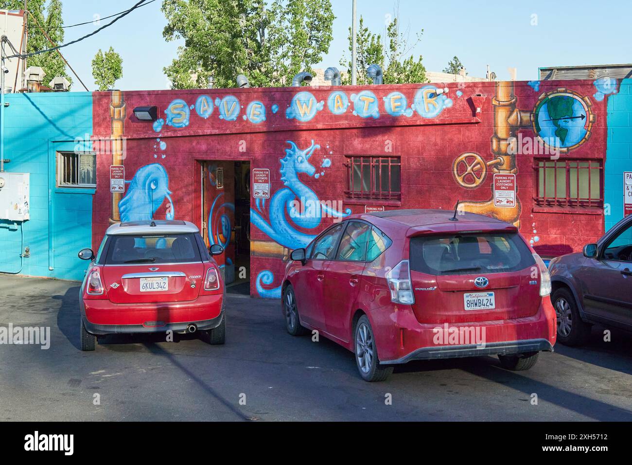 Lavanderia automatica Wash Plus con esterno ciano e rosso a Sebastopol, California. Foto Stock