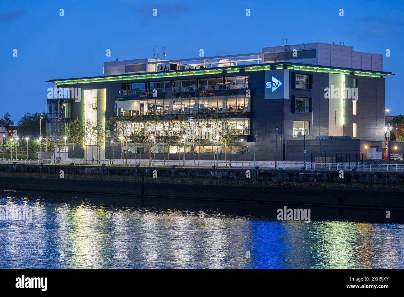 STV Glasgow edificio della stazione televisiva sul fiume Clyde la sera nella città di Glasgow, Scozia, Regno Unito. Foto Stock