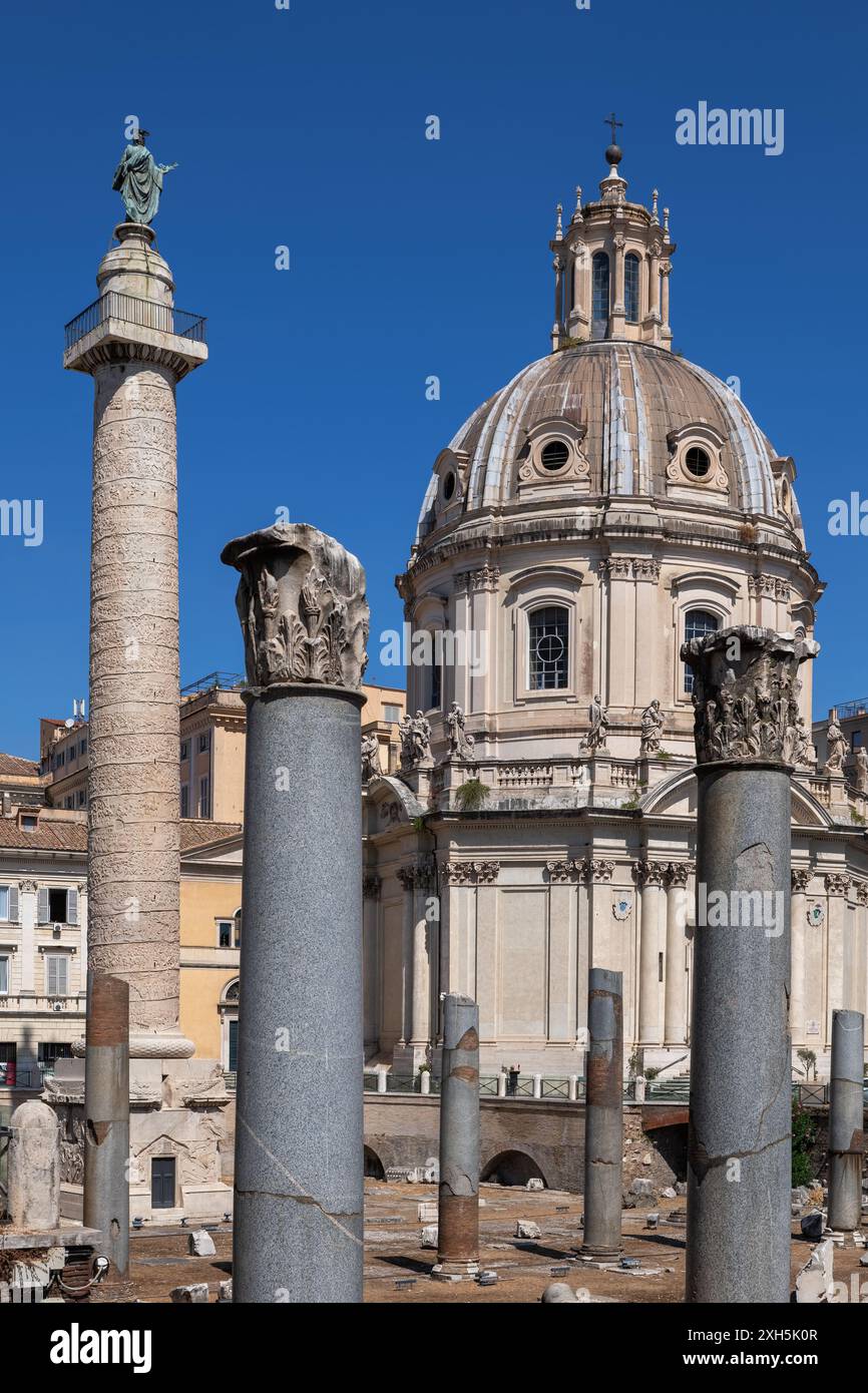 Colonna Traiana e Chiesa del Santo Nome di Maria al Foro Traiano (Santissimo nome di Maria al Foro Traiano) a Roma Foto Stock