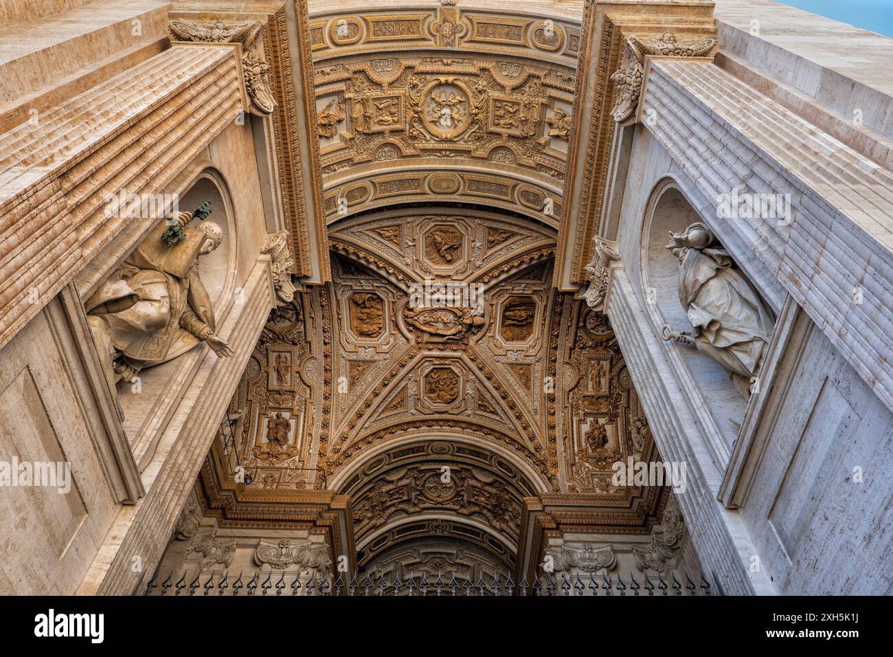 Basilica Papale di San Pietro in Vaticano, portico (atrio) del Maderno (apx. 1612), soffitto decorato con stucchi e statue - la Chiesa (1720- Foto Stock