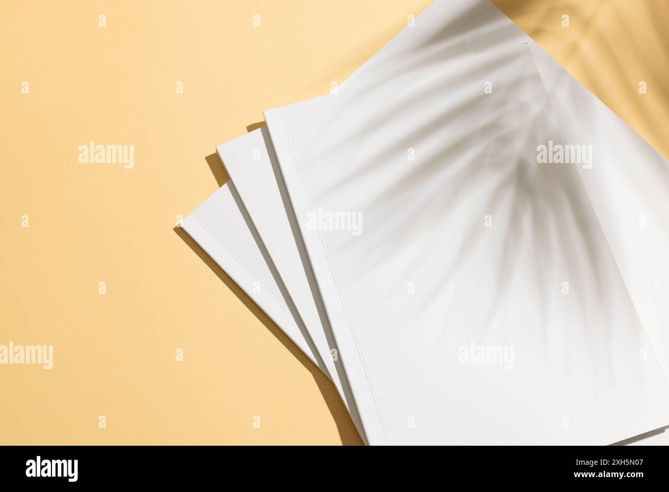 Pila di white paper su sfondo giallo, con spazio di copia. Gli elementi essenziali per l'ufficio vengono catturati in uno stile minimalista, sottolineando l'organizzazione e la simulazione Foto Stock Pila di white paper su sfondo giallo, con spazio di copia. Gli elementi essenziali per l'ufficio vengono catturati in uno stile minimalista, sottolineando l'organizzazione e la simulazione Foto Stock