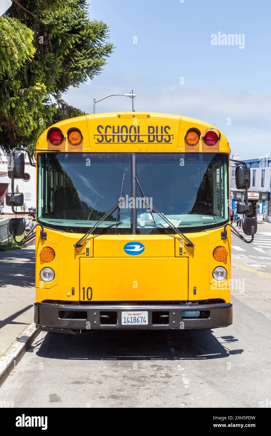 Yellow American School Bus parcheggiato in una San Francisco Street Foto Stock