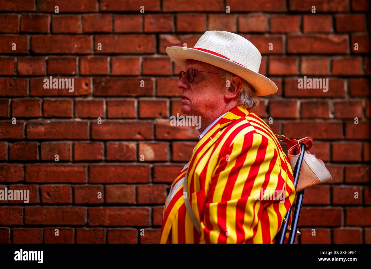 Un membro della MCC fa la fila fuori terra prima del terzo giorno del primo Rothesay Men's test match al Lord's Cricket Ground di Londra. Data foto: Venerdì 12 luglio 2024. Foto Stock