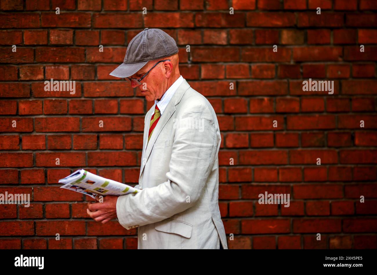 Un membro della MCC fa la fila fuori terra prima del terzo giorno del primo Rothesay Men's test match al Lord's Cricket Ground di Londra. Data foto: Venerdì 12 luglio 2024. Foto Stock
