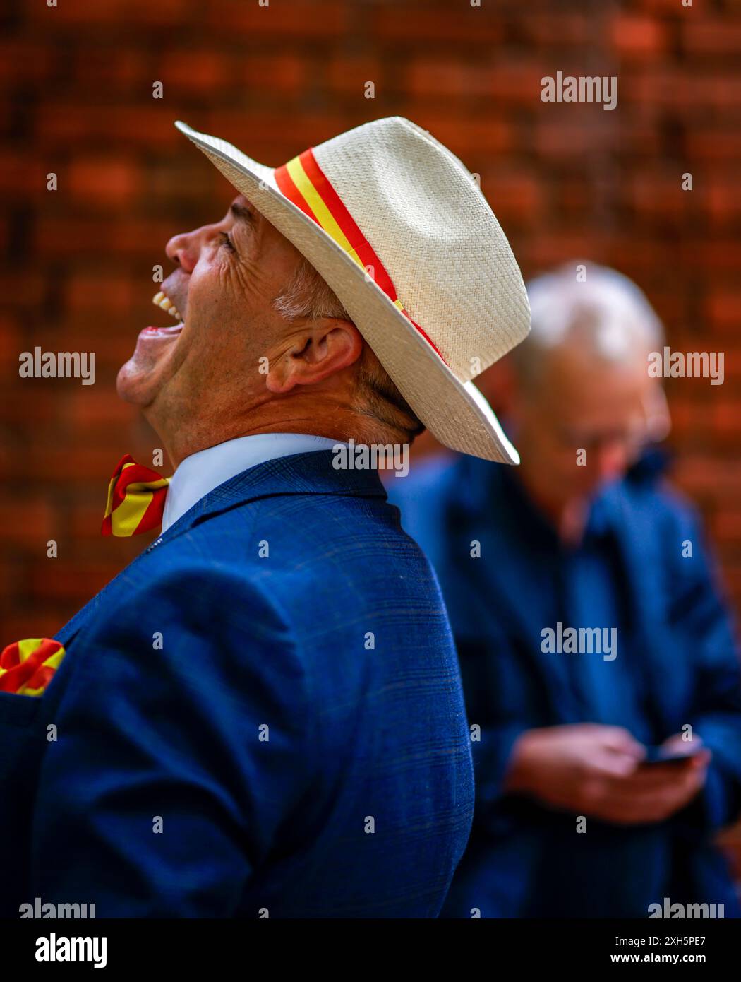 Un membro della MCC fa la fila fuori terra prima del terzo giorno del primo Rothesay Men's test match al Lord's Cricket Ground di Londra. Data foto: Venerdì 12 luglio 2024. Foto Stock