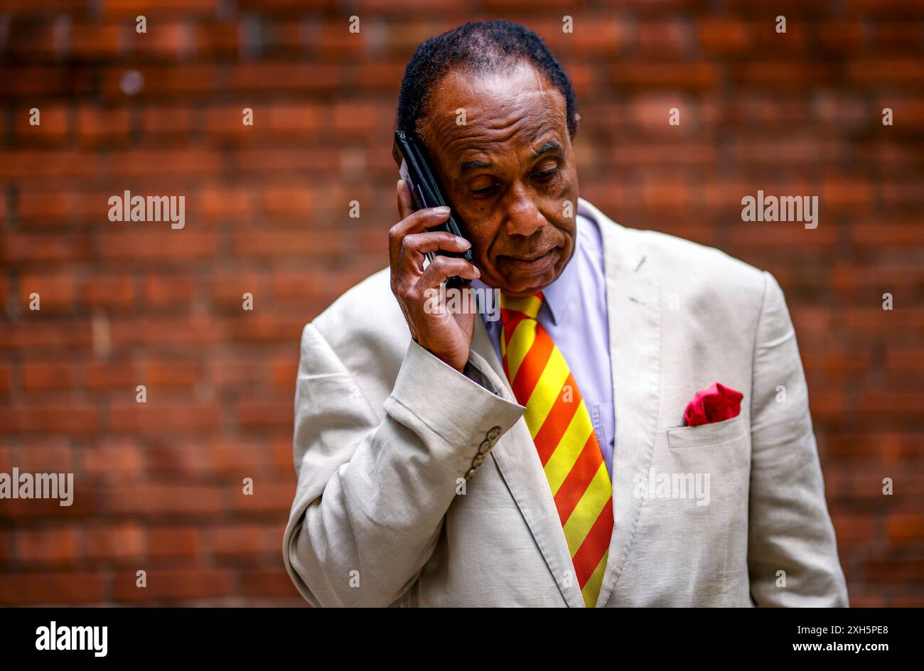 Un membro della MCC fa la fila fuori terra prima del terzo giorno del primo Rothesay Men's test match al Lord's Cricket Ground di Londra. Data foto: Venerdì 12 luglio 2024. Foto Stock