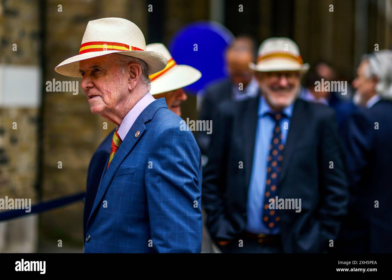 Un membro della MCC fa la fila fuori terra prima del terzo giorno del primo Rothesay Men's test match al Lord's Cricket Ground di Londra. Data foto: Venerdì 12 luglio 2024. Foto Stock