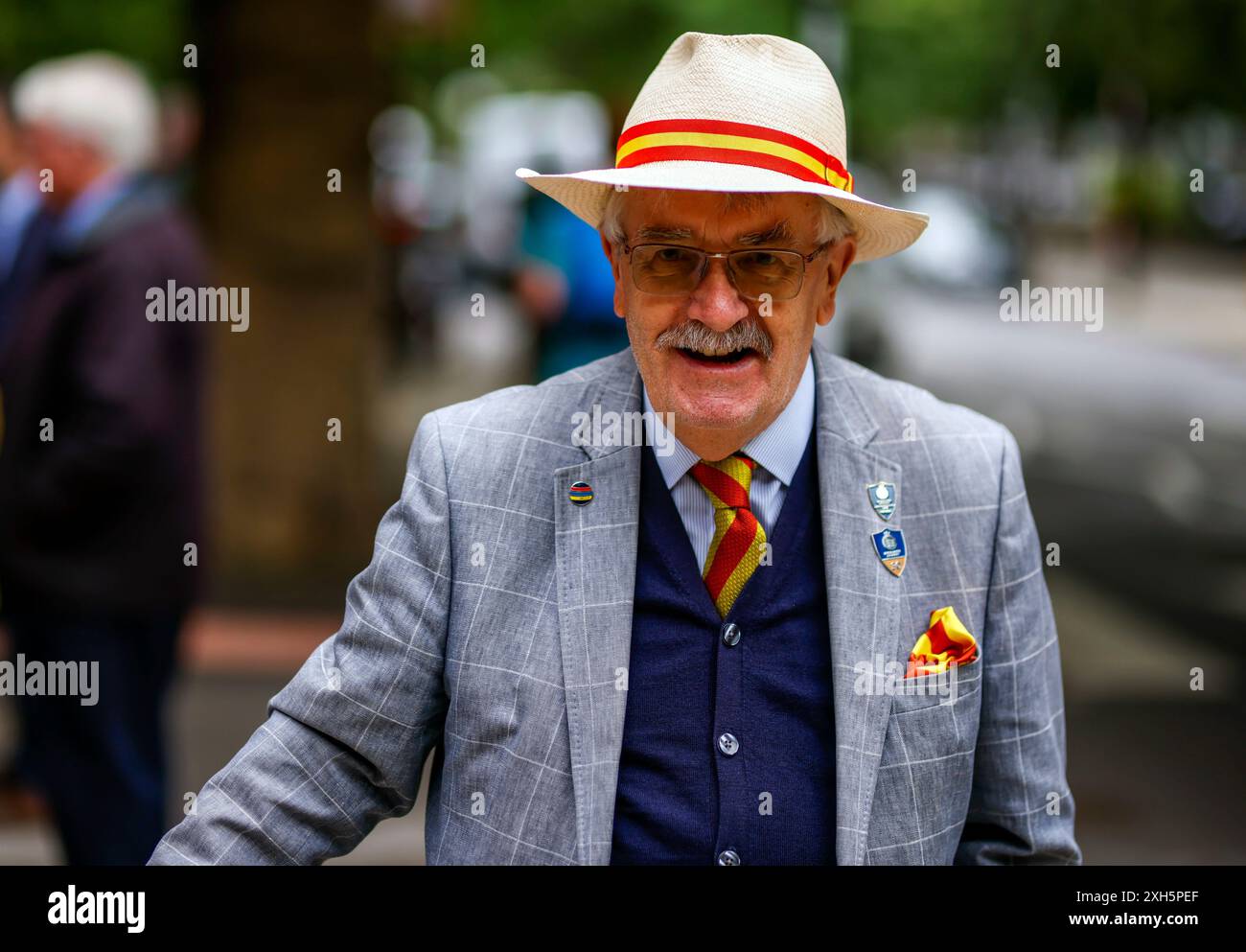 Un membro della MCC fa la fila fuori terra prima del terzo giorno del primo Rothesay Men's test match al Lord's Cricket Ground di Londra. Data foto: Venerdì 12 luglio 2024. Foto Stock