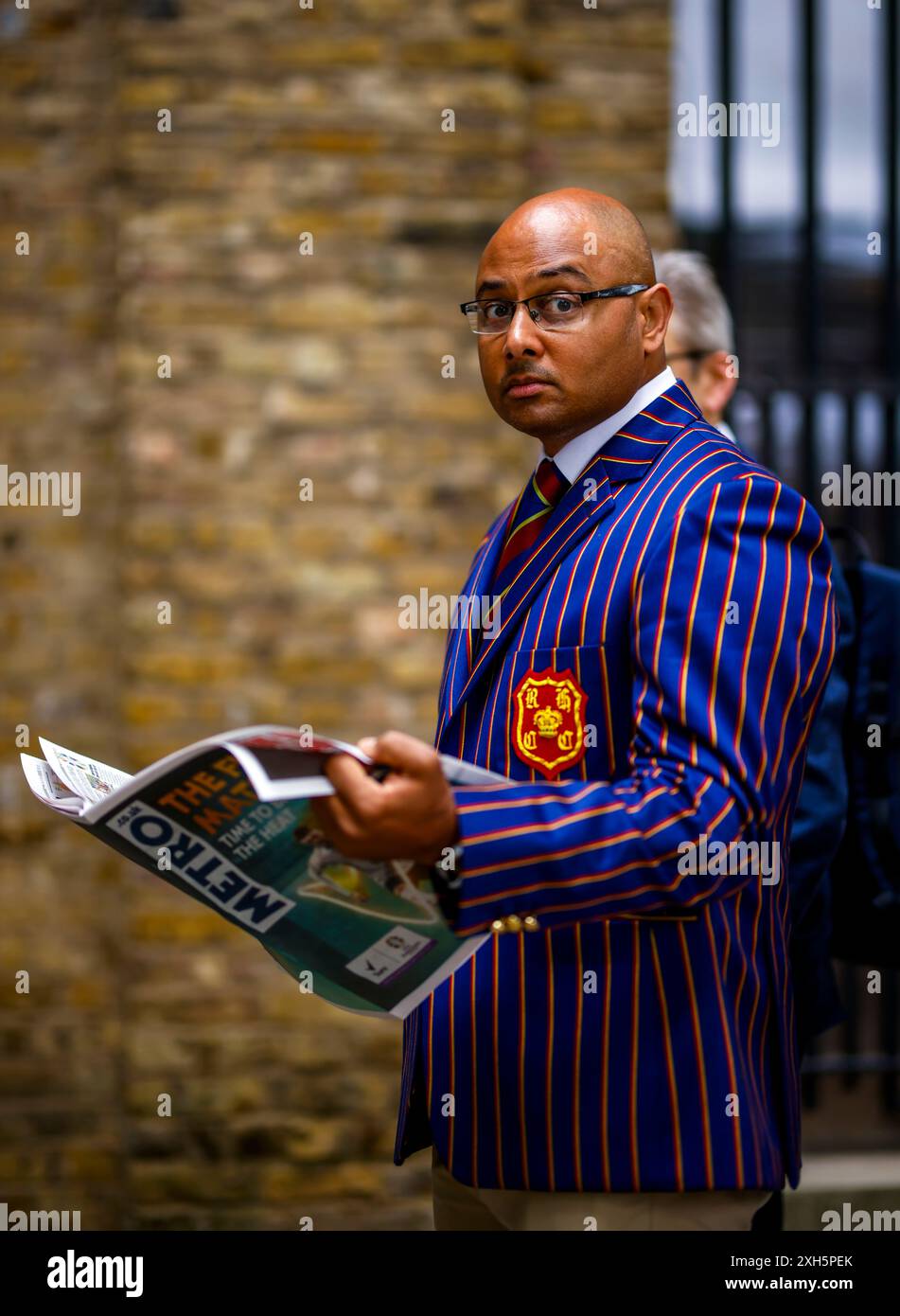 Un membro della MCC fa la fila fuori terra prima del terzo giorno del primo Rothesay Men's test match al Lord's Cricket Ground di Londra. Data foto: Venerdì 12 luglio 2024. Foto Stock