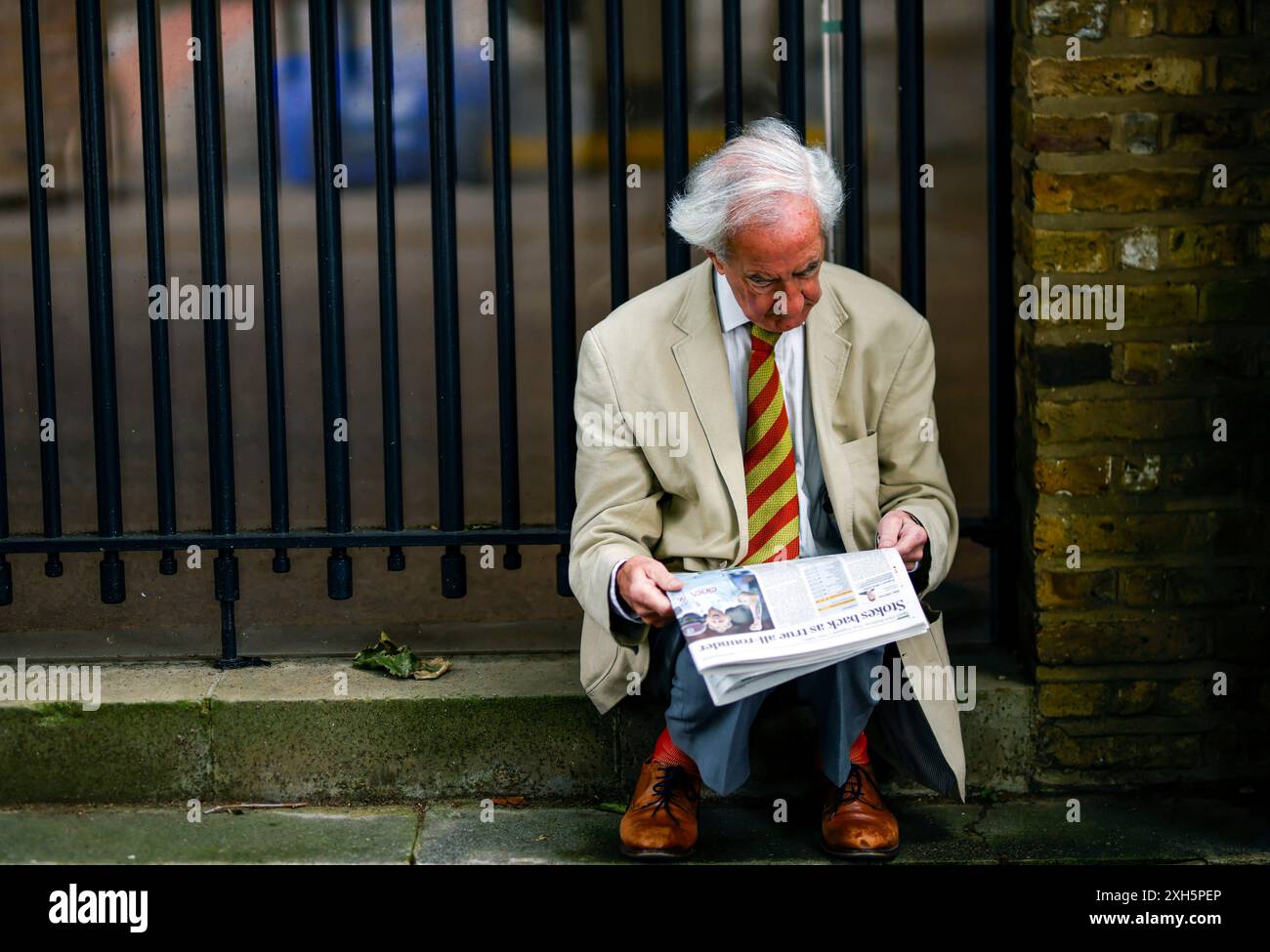 Un membro della MCC fa la fila fuori terra prima del terzo giorno del primo Rothesay Men's test match al Lord's Cricket Ground di Londra. Data foto: Venerdì 12 luglio 2024. Foto Stock