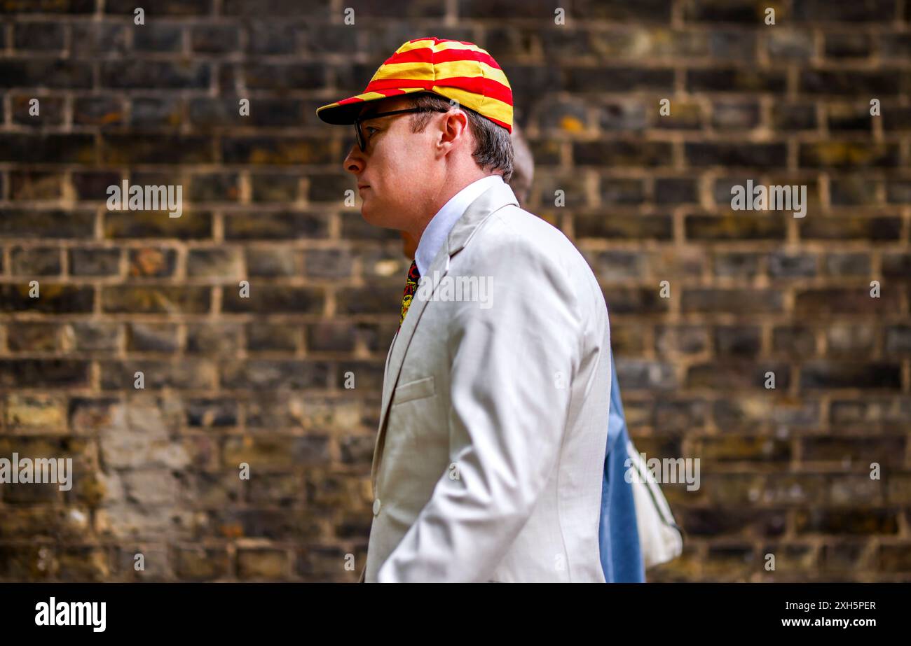 Un membro della MCC fa la fila fuori terra prima del terzo giorno del primo Rothesay Men's test match al Lord's Cricket Ground di Londra. Data foto: Venerdì 12 luglio 2024. Foto Stock