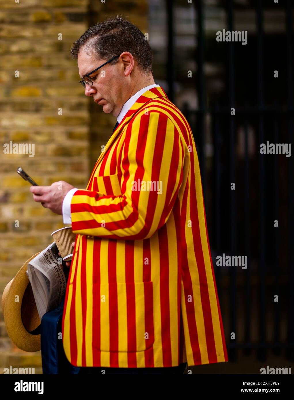 Un membro della MCC fa la fila fuori terra prima del terzo giorno del primo Rothesay Men's test match al Lord's Cricket Ground di Londra. Data foto: Venerdì 12 luglio 2024. Foto Stock
