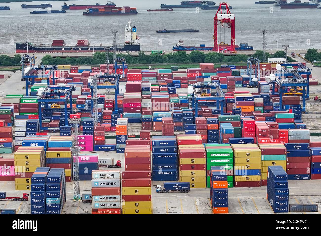 NANJING, CINA.12 LUGLIO 2024.Vista aerea dei container impilati al porto di Longtan sulla riva del fiume Yangtze il 12 luglio 2024 a Nanjing, provincia cinese di Jiangsu. Il totale delle importazioni e delle esportazioni cinesi di beni è aumentato del 6,1% su base annua nella prima metà di quest'anno a 21,17 trilioni di yuan (2,91 trilioni di dollari), raggiungendo un livello record, i dati dell'amministrazione generale delle dogane sono stati mostrati il 12 luglio.credito: Yang Bo/China News Service/Alamy Live News Foto Stock