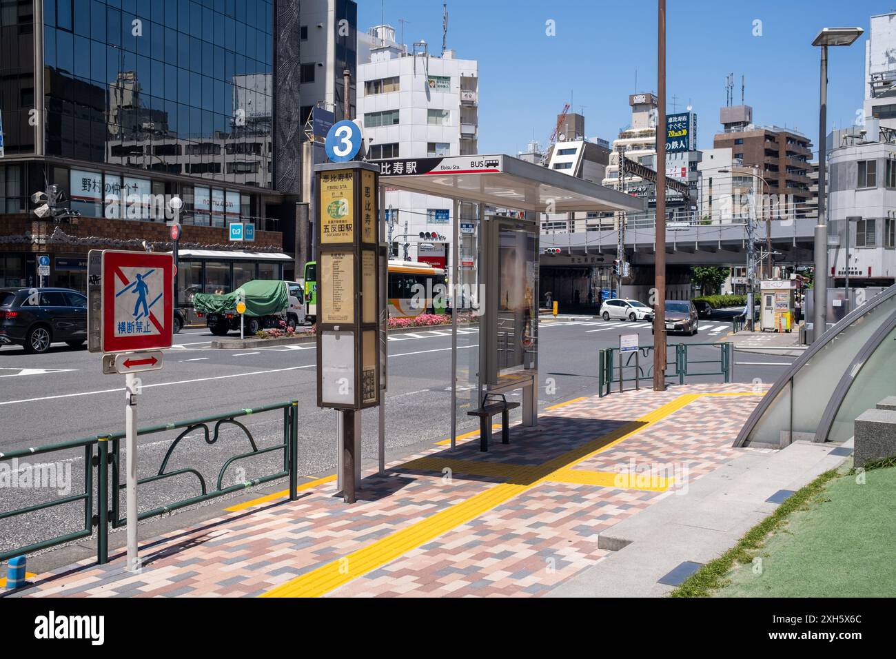 Fermata dell'autobus a Ebisu a Tokyo in Giappone Foto Stock