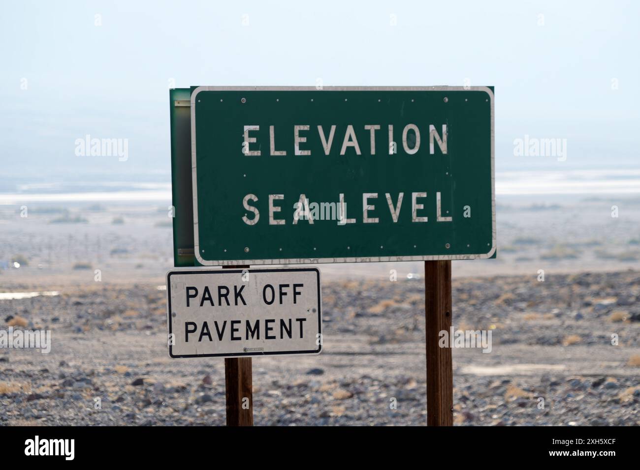 Un cartello Sea Level Elevation al Death Valley National Park, giovedì 11 luglio 2024, nella Death Valley, calib. Foto Stock