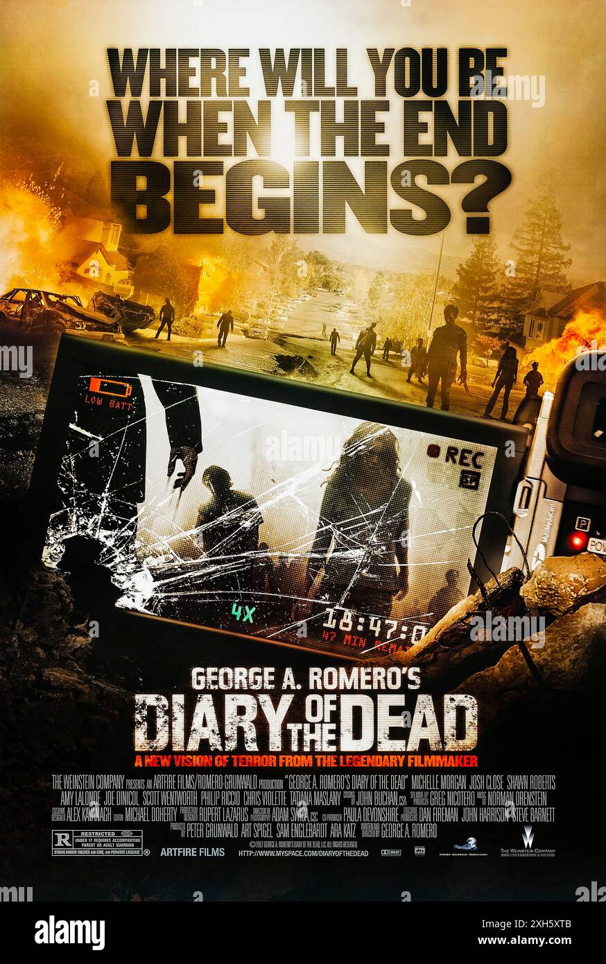 Diary of the Dead (2007) diretto da George A. Romero e interpretato da Michelle Morganm, Joshua Close e Shawn Roberts. Un gruppo di giovani studenti di cinema si imbatte in zombie reali mentre filmano un film horror e decidono di registrare gli eventi in stile documentario mentre vengono inseguiti dagli zombie. Fotografia di un poster originale US 2007 da un foglio ***SOLO PER USO EDITORIALE***. Credito: BFA / The Weinstein Company Foto Stock Diary of the Dead (2007) diretto da George A. Romero e interpretato da Michelle Morganm, Joshua Close e Shawn Roberts. Un gruppo di giovani studenti di cinema si imbatte in zombie reali mentre filmano un film horror e decidono di registrare gli eventi in stile documentario mentre vengono inseguiti dagli zombie. Fotografia di un poster originale US 2007 da un foglio ***SOLO PER USO EDITORIALE***. Credito: BFA / The Weinstein Company Foto Stock