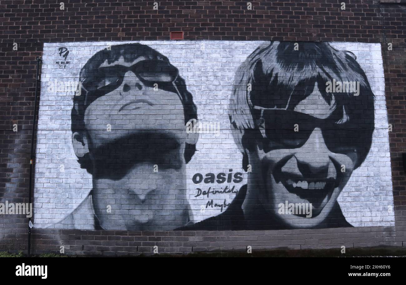 Murale dei membri della band Oasis Liam & Noel Gallagher su un muro a Burnage l'artista usa il nome pic.one.art Foto Stock