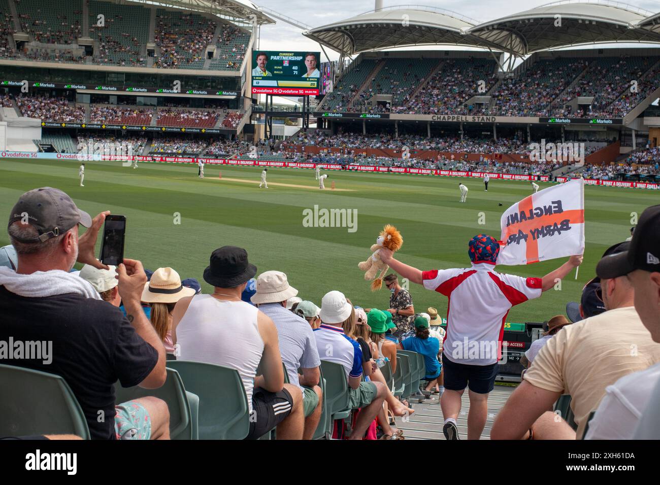 Gli Ashes tifosi inglesi di cricket tifo con bandiera e leone giocattolo Foto Stock