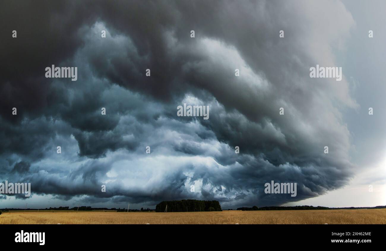 METEO - le spettacolari nuvole di pioggia scura sui campi e sulla Country Road. Shelf Cloud, Supercell, Cyclone, Storm Foto Stock