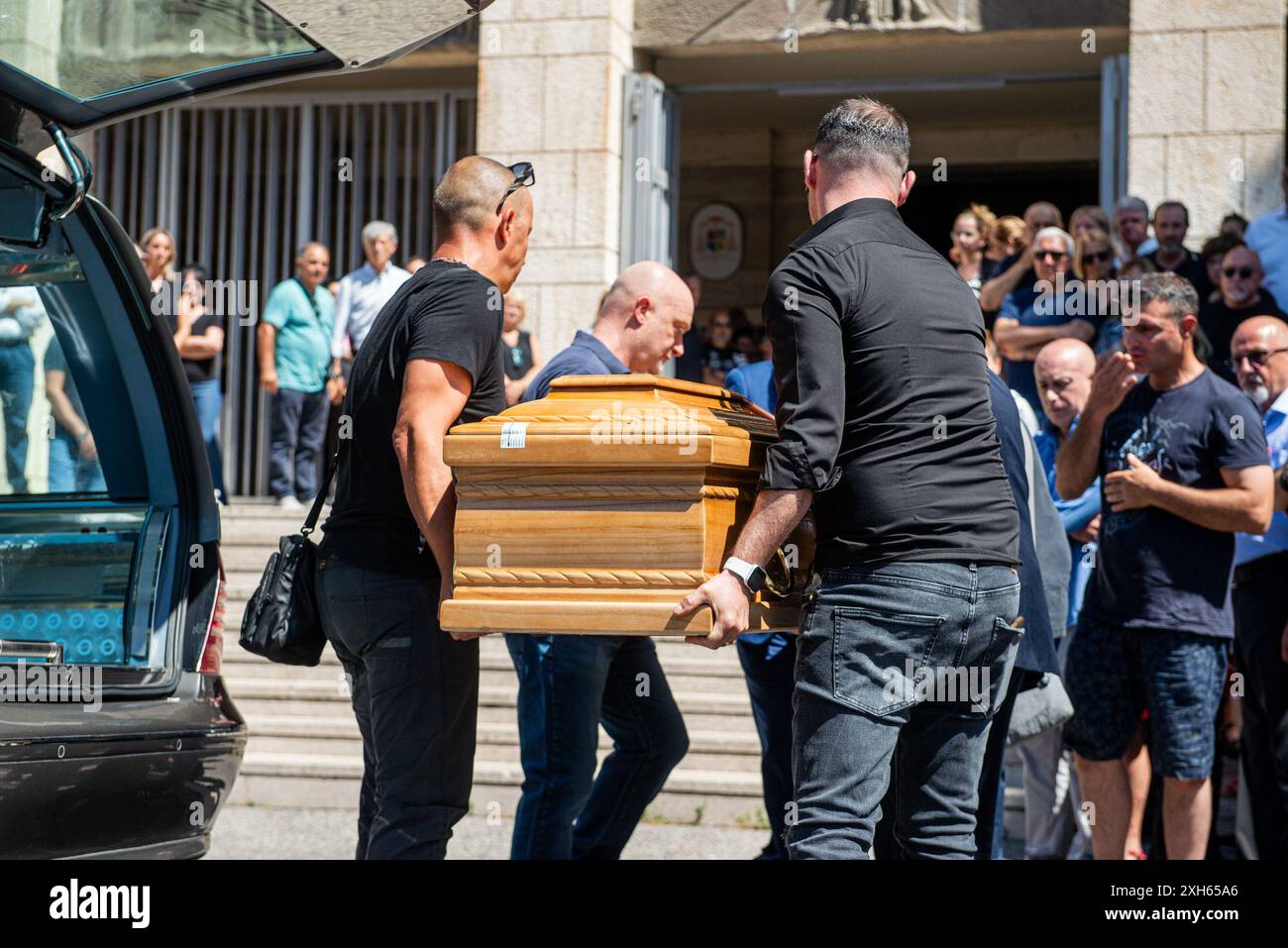 Roma, Italia. 12 luglio 2024. Funerali di Manuela Petrangeli alla Basilica parrocchiale di S. Maria della salute - Roma, Italia - nella foto l'ingresso del feretro prima del funerale - Venerdì 12 luglio 2024 (foto Valentina Stefanelli/LaPresse) funerale di Manuela Petrangeli presso la Basilica parrocchiale di S. Maria della salute - Roma, Italia - nella foto l'ingresso alla bara prima del funerale - venerdì 12 luglio 2024 (foto Valentina Stefanelli/LaPresse) credito: LaPresse/Alamy Live News Foto Stock