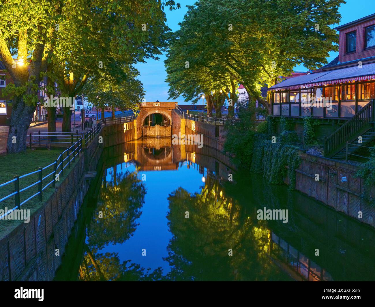 Vecchio cancello e ristorante, Germania, bassa Sassonia, Greetsiel Foto Stock