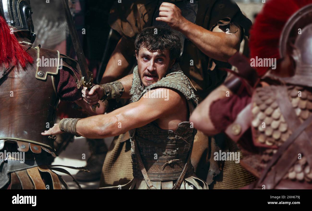 Gladiator II (2024) diretto da Ridley Scott e interpretato da Paul Mescal nel ruolo di Lucius. Dopo che la sua casa è stata conquistata dagli imperatori tirannici che ora guidano Roma, Lucio è costretto ad entrare nel Colosseo e deve guardare al suo passato per trovare la forza di restituire la gloria di Roma al suo popolo. Fotografia pubblicitaria ***SOLO PER USO EDITORIALE***. Crediti: BFA / Aidan Monaghan / Paramount Pictures Foto Stock